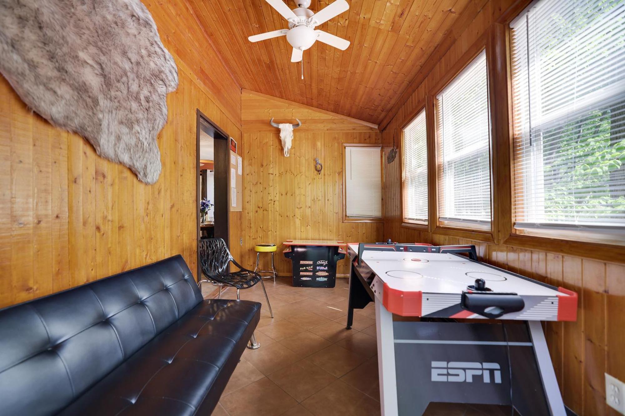 Tobyhanna Chalet Renovated Near Casino, Camelback , Kalahari 4Bdrms Firepit Hot Tub Game Room מראה חיצוני תמונה